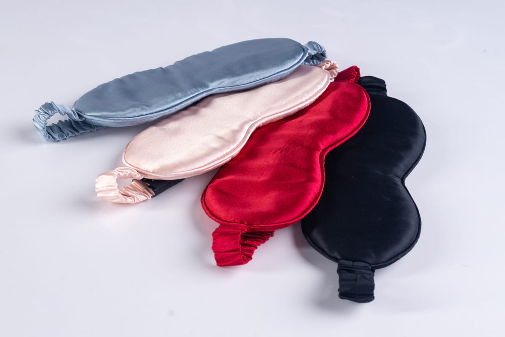 Hedvábná maska na spaní světle šedá