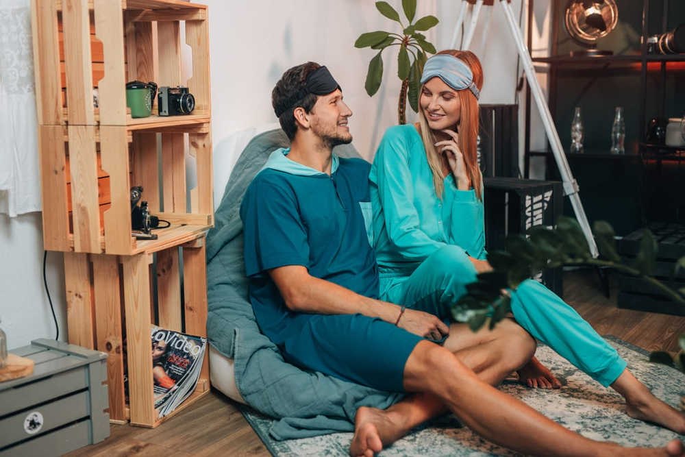 Hedvábná maska na spaní světle šedá